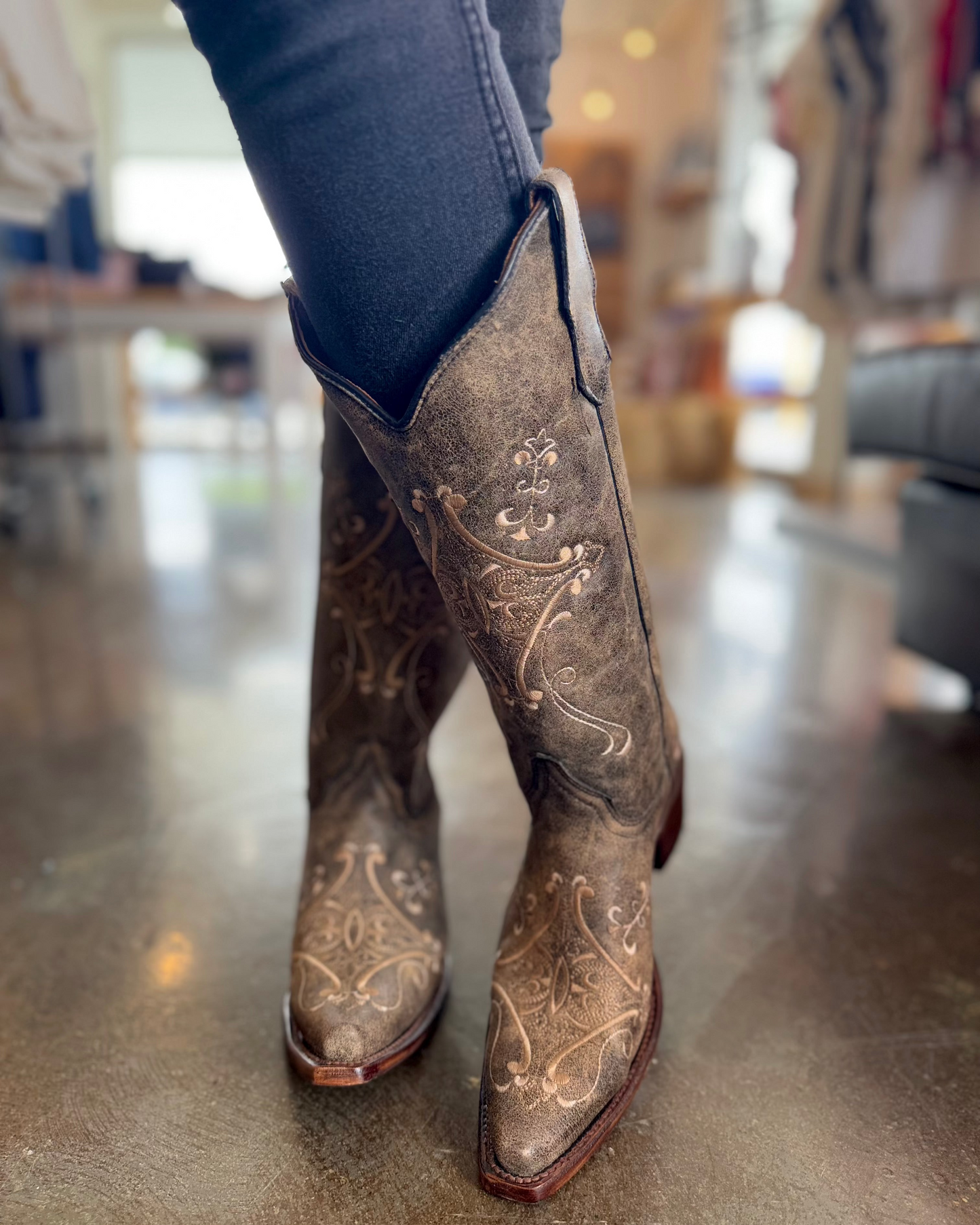 Circle G: Woman's Snip Toe Leather Cowboy Boots, with Crackle/Bone embroidery and stitching in washed black and tan - Texas Western New Zealand