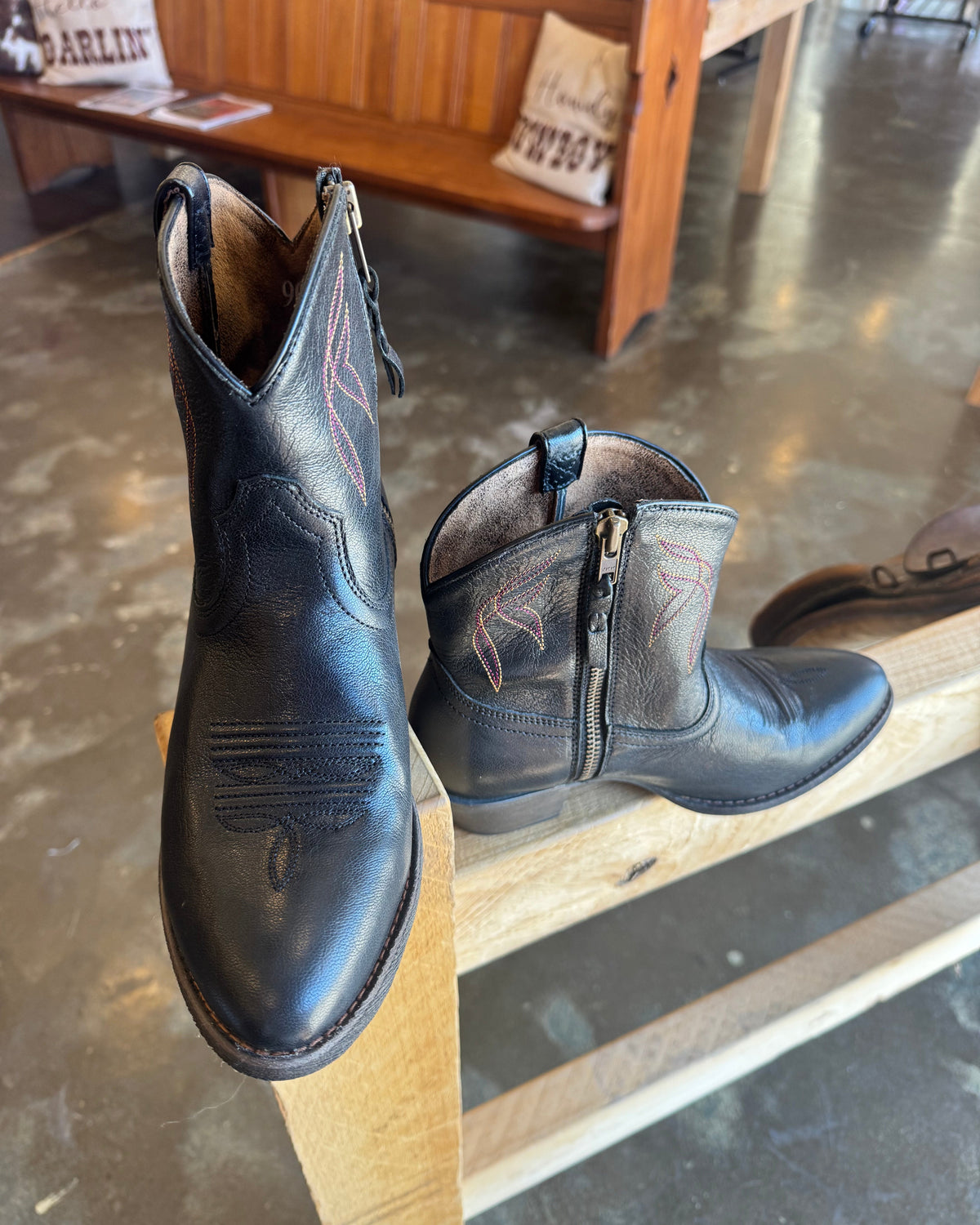 PRE LOVED - Womans Ariat Darling Boots / Black