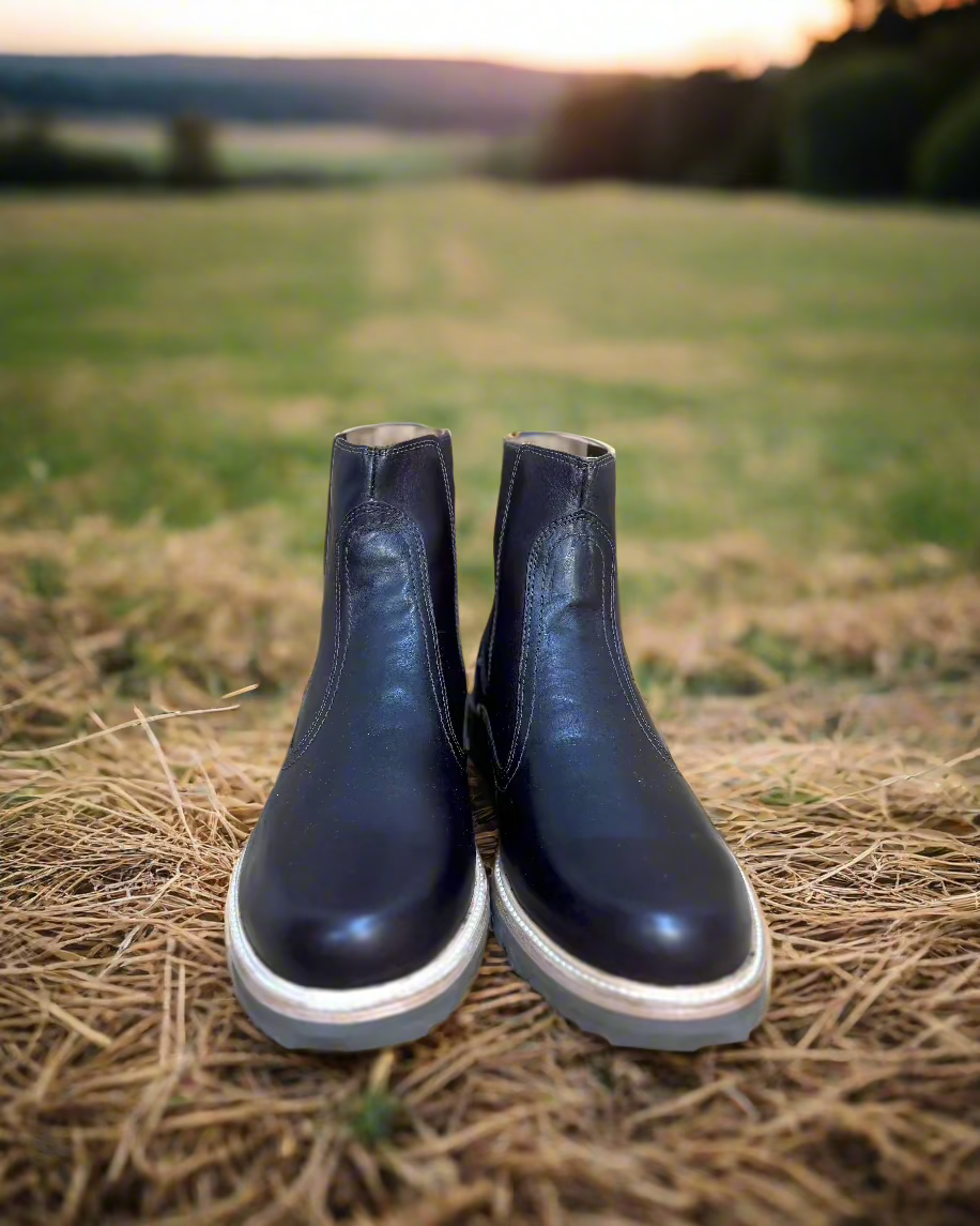 Lucchese: Chelsea Boot