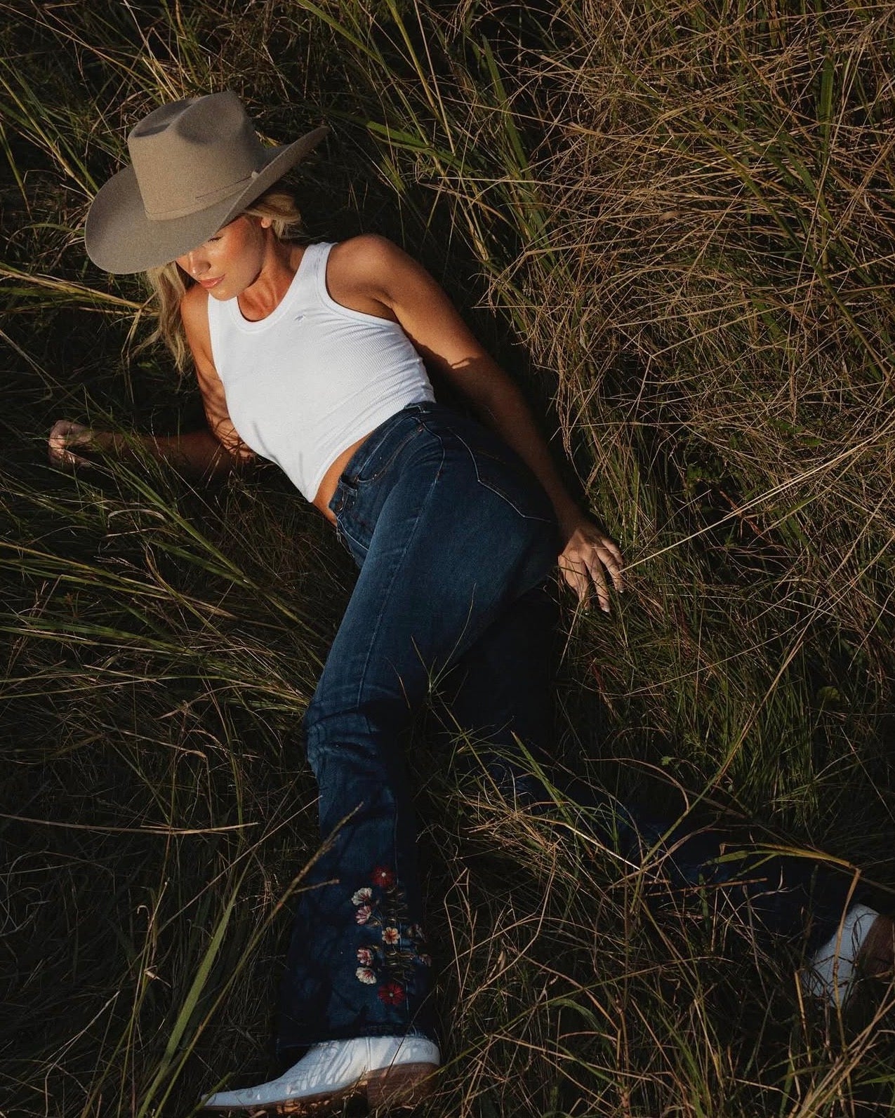 Ringers Western: Womans High-Rise Bootcut Jeans in denim blue with floral embroidery - Texas Western New Zealand