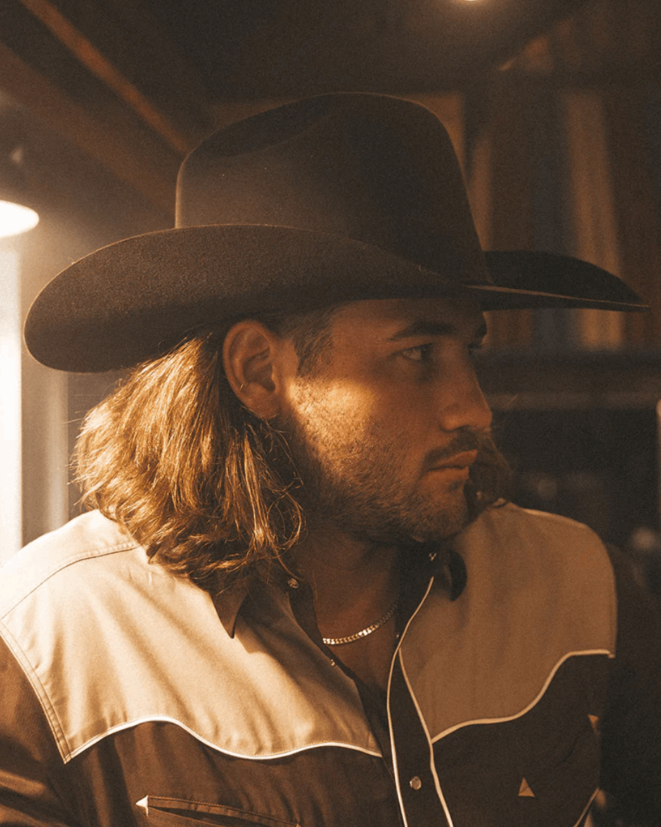 A classic brown cowboy hat by Ringers Western, made of premium wool felt with a structured crown and a wide, upturned brim. A matching brown hatband adds a refined touch.