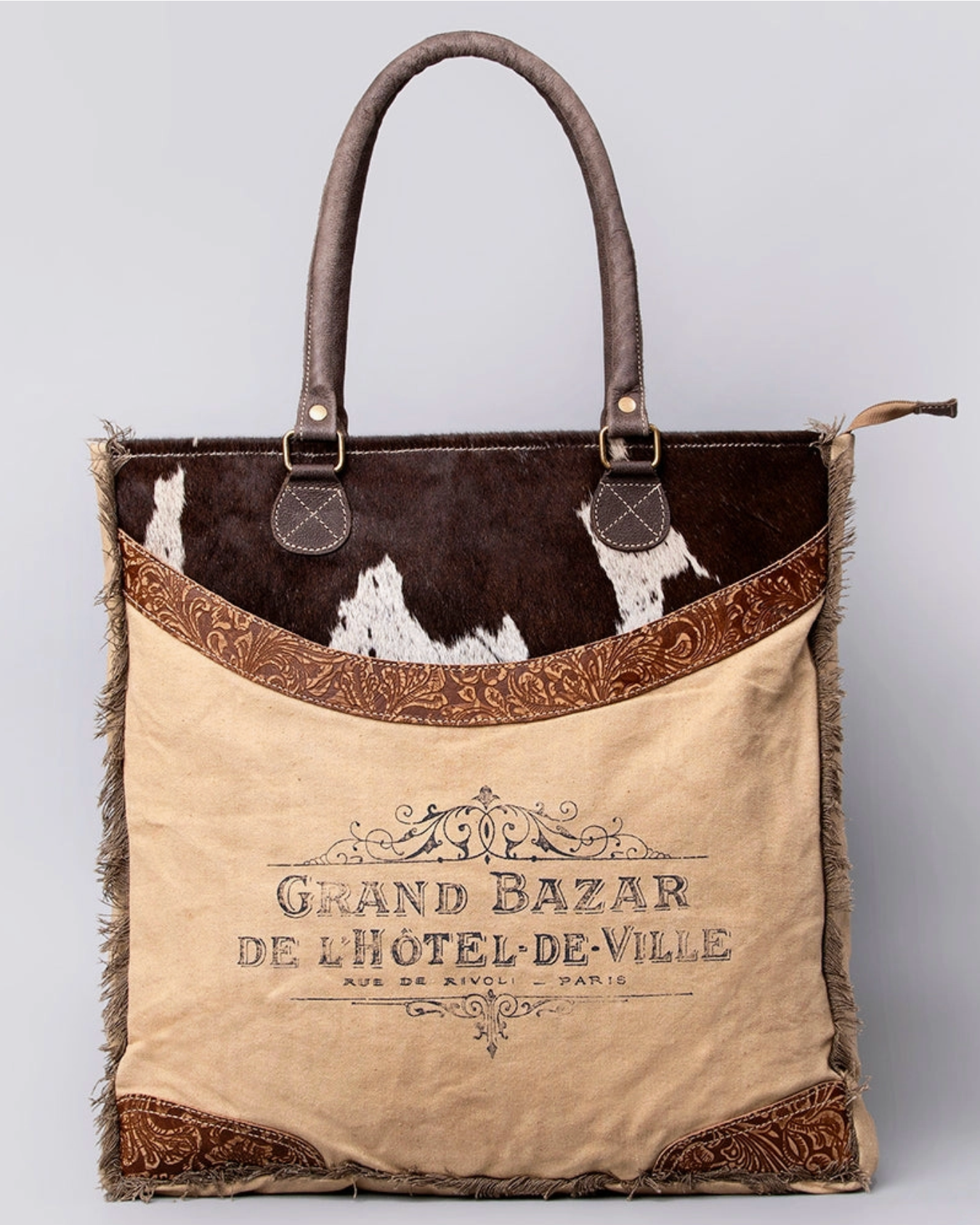Tote bag with 'Grand Bazar de l'Hétel-de-Ville' text on a gray background