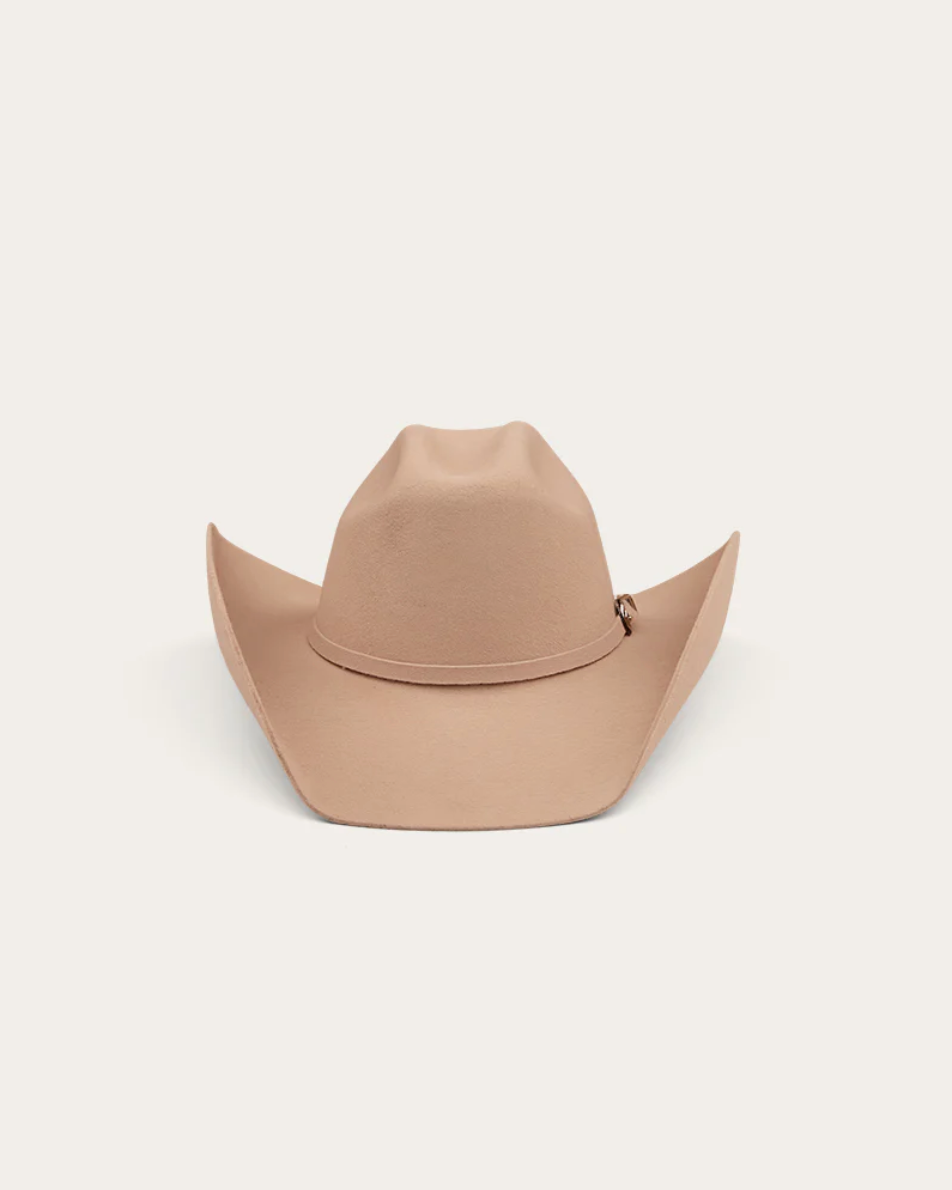 A classic beige cowboy hat by Ringers Western, made of premium felt with a structured crown and a wide, upturned brim. A silver buckle accent on the hatband adds a refined touch.