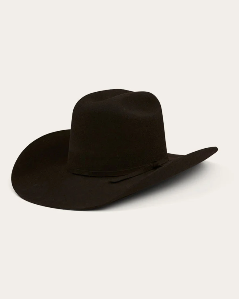 A classic black cowboy hat by Ringers Western, made of premium wool felt with a structured crown and a wide, upturned brim. A matching black hatband adds a refined touch.