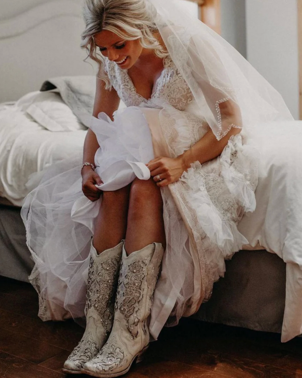 Corral: Woman's Snip Toe Leather Cowboy Boots, with White Glitter & Crystal embellishments and sequins in White - Texas Western New Zealand